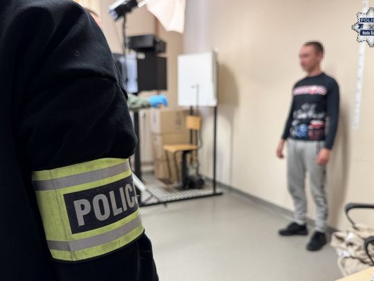 Podjechali na przystanek, wyskoczyli z auta w kominiarkach i brutalnie pobili 19-latka