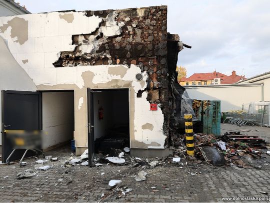 Podpalenie sklepu mogło skończyć się wybuchem. Ogień uszkodził instalację gazową