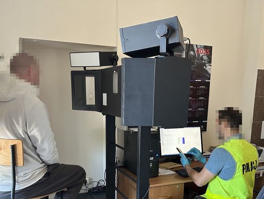 Podpalił drzwi sąsiadów, dwa dni później groził, że ich pozabija. 41-latek zatrzymany przez policję