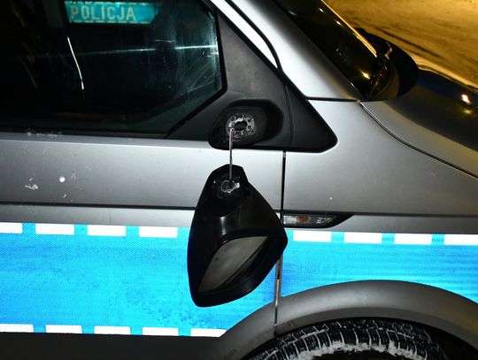 Podpalił drzwi w bloku. Po przyjeździe policji, wandal zaczął niszczyć radiowóz