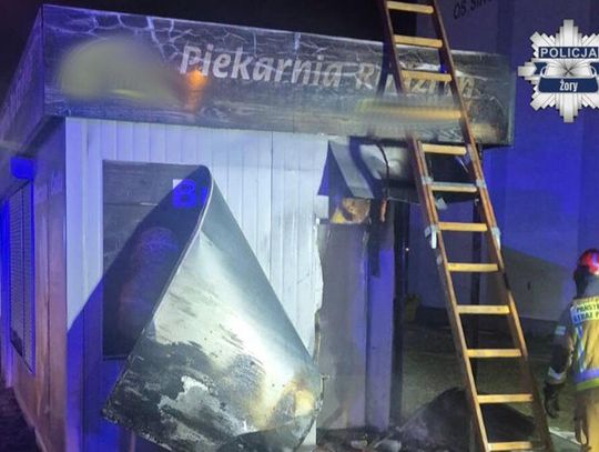 Podpalił przenośną toaletę, spłonął też sklepik rodzinnej piekarni. Policja zatrzymała mężczyznę Podpalił przenośną toaletę, spłonął też sklepik rodzinnej piekarni. Policja zatrzymała mężczyznę