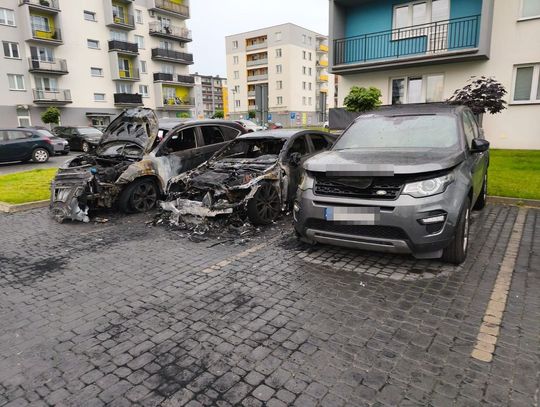 Podpalił samochód na parkingu, z dymem poszły jeszcze dwa inne. To znany na osiedlu kryminalista