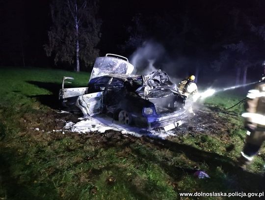 Podpalił swój samochód i poszedł powiesić się na drzewie. Desperata uratowali policjanci