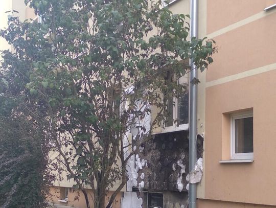 Podpalił swoje rzeczy przed blokiem, ogień przeniósł się na elewację. Mężczyźnie grozi 8 lat za narażenie sąsiadów