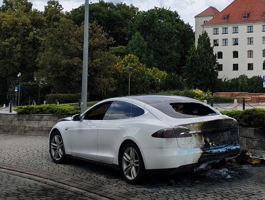 Podpalił teslę wartą ponad 100 tysięcy. Policja szybko go namierzyła