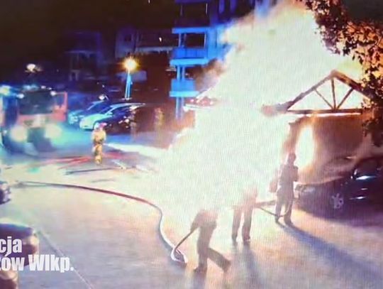 Podpalił wiatę śmietnikową, a potem udawał bohatera i chciał pomagać strażakom w gaszeniu ognia