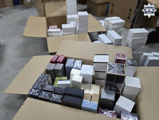 Podrobione perfumy nie trafią pod choinkę. Policja przejęła towar watry 8 mln zł Podrobione perfumy nie trafią pod choinkę. Policja przejęła towar watry 8 mln zł