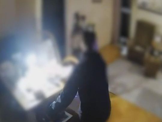 Podstępem weszła do mieszkania staruszki. Złodziejka w akcji nagrana przez ukrytą kamerę. WIDEO