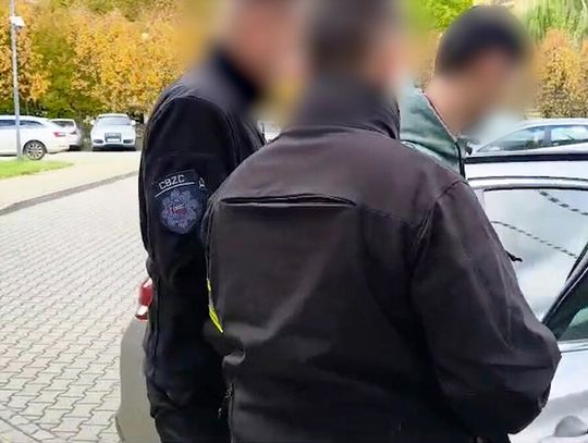 Podstępem wyłudzali intymne zdjęcia i nagrania i żądali okupu. Cyberpolicja zatrzymała 3 mężczyzn