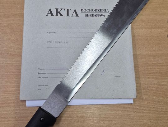 Podstępem zwabił znajomą do mieszkania. Uwięził ją, pobił i groził kobiecie maczetą