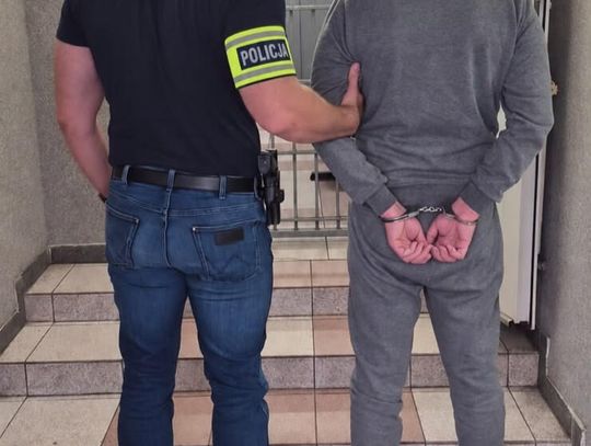 Podstępem zwabili 20-latka do mieszkania. Po uwięzieniu bili go, poniżali i obcinali mu włosy