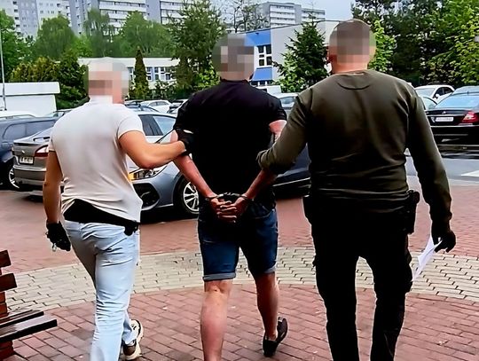 Podszedł do mężczyzny na przystanku i uderzył go w twarz. Potem wyrwał mu torbę z pieniędzmi Podszedł do mężczyzny na przystanku i uderzył go w twarz. Potem wyrwał mu torbę z pieniędzmi
