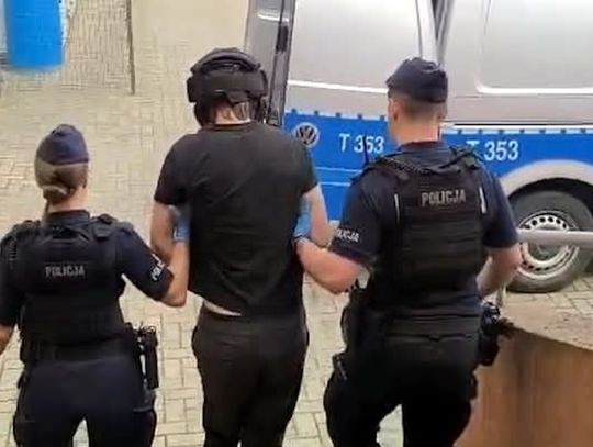 Podszywał się w internecie pod policjantów i ich szkalował. Rozesłał kilkaset wiadomości z groźbami