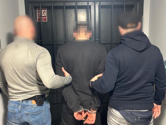 Podszywali się pod kurierów i odbierali zwroty ze sklepów internetowych. Ukradli tak 140 paczek