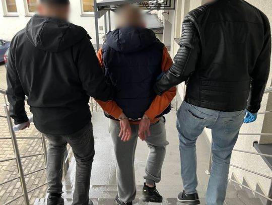 Pojechał na stację benzynową, bo chciał kupić sobie chipsy. Zauważyli go policjanci i odwieźli do więzienia