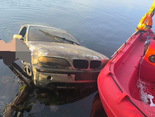 Pojechał wędkować na długi weeekend. BMW stoczyło się do jeziora, właściciel o niczym nie wiedział