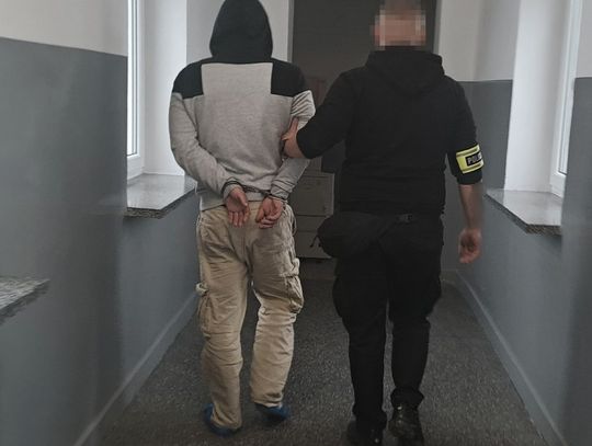 Pokazał prawo jazdy ubrudzone białym proszkiem. Policjanci natychmiast nabrali podejrzeń