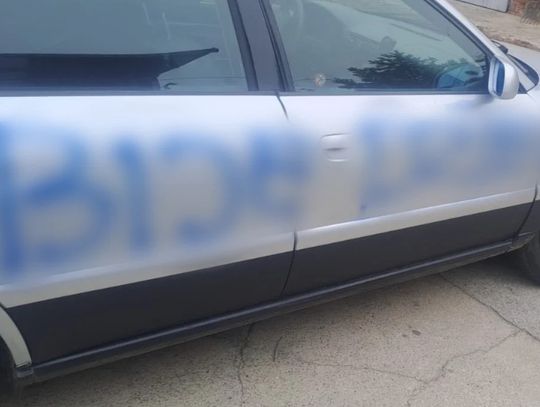 Pokłócił się z partnerem matki i pomalował mu auto. 36-latek zgłosił 21-latka na policję
