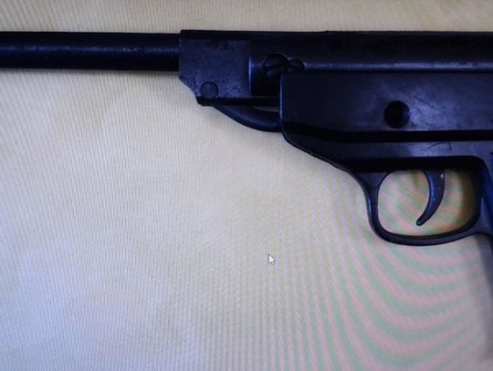 Pokłócił się ze znajomymi na imprezie imieninowej. Poszedł do domu po wiatrówkę i zaczął strzelać