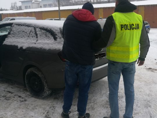 Policja namierzyła skradzioną mazdę na parkingu. Kolesie podjechali beemką, też była kradziona