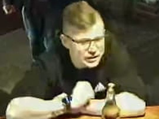 Policja opublikowała zdjęcie sprawcy ataku w barze. Ciosem "z główki" złamał nos mężczyźnie