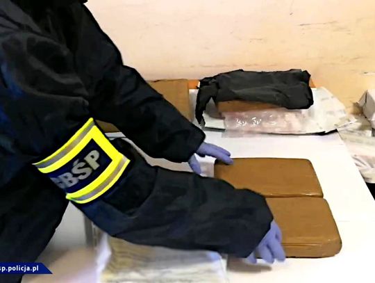 Policja otwiera paczki z kokainą. Towar bardzo czysty. Łącznie przejęto 60 kg. WIDEO