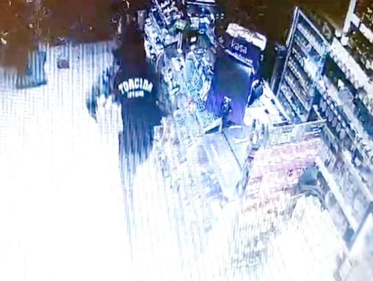 Policja poszukuje mężczyzn, którzy włamali się do sklepu. Ukradli pieniądze i papierosy