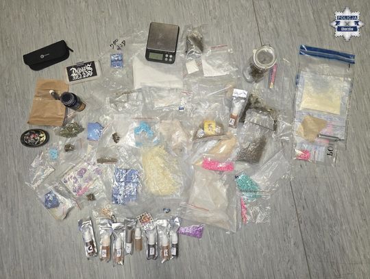 Policja przejęła kokainę, LSD, heroinę i… arsenał broni! Właściciel narkotyków aresztowany