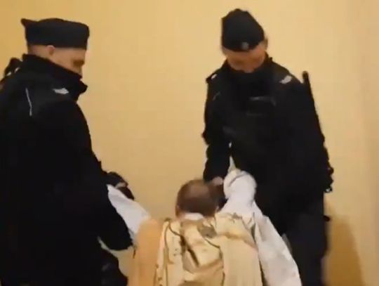 Policja przerwała nabożeństwo i siłą wyniosła księdza. Nie przestrzegał obostrzeń. WIDEO