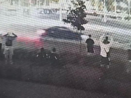 Policja przerwała nielegalną ustawkę drifterów na targowisku. Będą identyfikowani z monitoringu