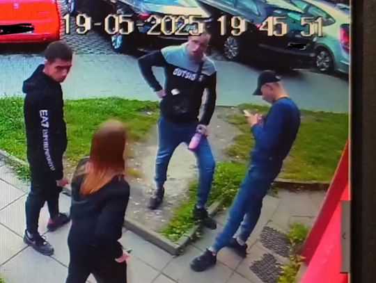 Policja publikuje zdjęcia trzech młodych mężczyzn i dziewczyny. Są podejrzewani o udział w pobiciu