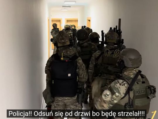 Policja rozbiła gang sutenerów. Zwerbowali kilkadziesiąt kobiet i zmuszali je do prostytuowania się