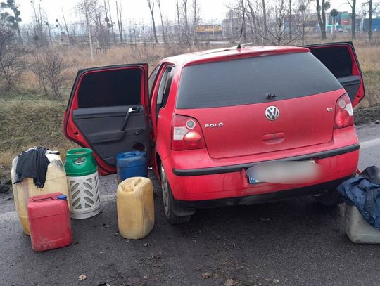 Policja ścigała polo załadowane bańkami na paliwo. Za kierownicą złodziej z dwoma dożywotnimi zakazami