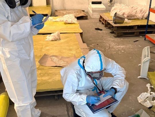 Policja wchodzi do dużej fabryki klefedronu. Przejęte 2 tony gotowego narkotyku i zatrzymanie chemika