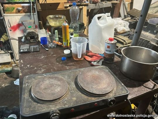 Policja weszła do garażu "kucharza" metamfetaminy. Mężczyzna usłyszał zarzut, za który grozi nawet 20 lat więzienia