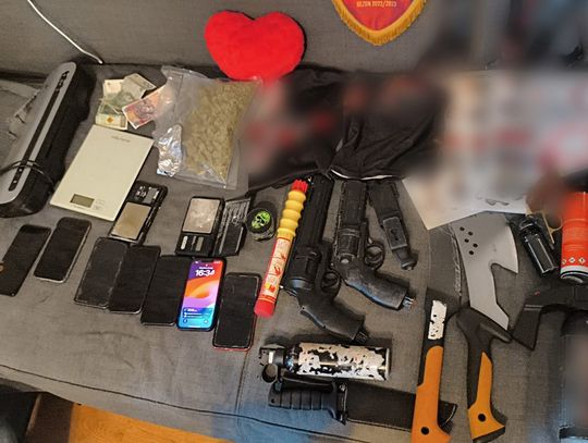 Policja weszła do mieszkania zaskoczonych pseudokibiców. Kolejne zatrzymania do sprawy brutalnej bójki