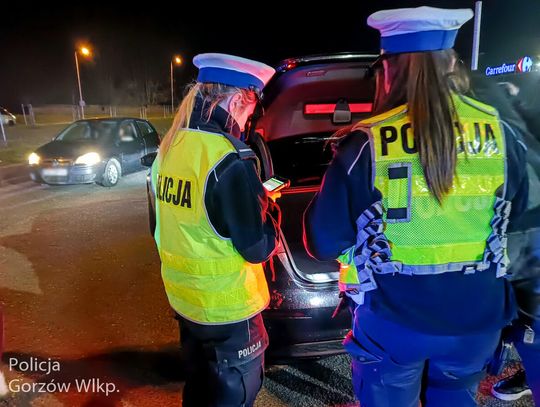 Policja wpadła na nocny zlot drifterów. Zatrzymano 48 dowodów rejestracyjnych i posypały się mandaty