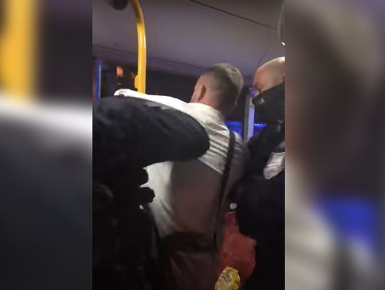 Policja wyciąga kolesia z autobusu, od razu na glebę i kajdanki. A zaczęło się... od hulajnogi. WIDEO