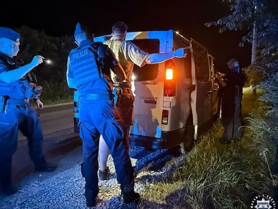 Policja zatrzymała 61 pseudokibiców. Jechali na ustawkę z pełnym ekwipunkiem [WIDEO, ZDJĘCIA]