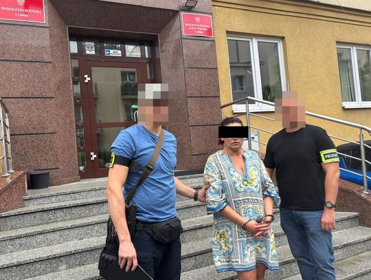 Policja zatrzymała kobietę, która werbowała "odbieraków". Potem przynosili jej pieniądze oszukanych ludzi