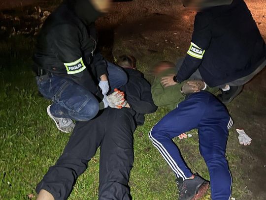 Policja zatrzymała mężczyzn, którzy obrabiali paczkomaty. Wpadli na gorącym uczynku w łupami w rękach