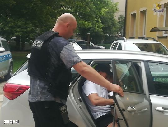 Policja zatrzymała mężczyznę, który uderzył kobietę pod barem w Krynicy Morskiej