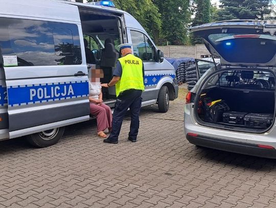 Policjanci chcieli skontrolować mercedesa. Kierująca wjechała w radiowóz - miała ponad dwa promile