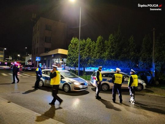 Policjanci chcieli staranować auto uciekiniera. Facet próbował potrącić jednego z nich - padły strzały