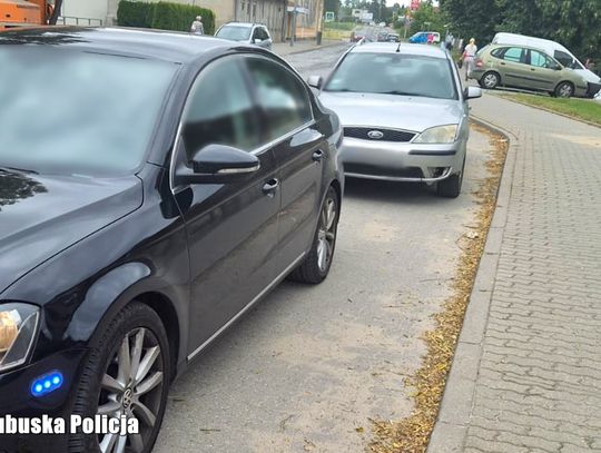 Policjanci dali sygnał do zatrzymania mężczyźnie, gdy podeszli, za kierownicą siedziała kobieta. Oboje mają problemy