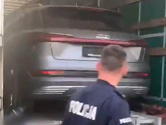 Policjanci dostali cynk o transporcie kradzionych aut. W ciężarówce dwie osobówki i silniki z łodzi