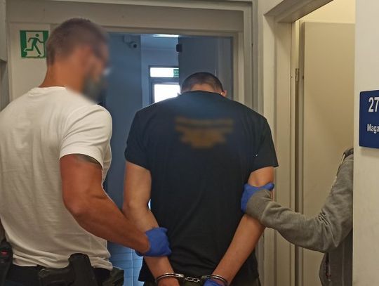 Policjanci dostali cynk, że gość handluje dragami. Przetrzepali mu chatę. Grozi mu 10 lat