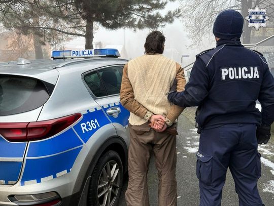 Policjanci dostali zgłoszenie o wybitej szybie w szkole. W środku znaleźli śpiącego Czecha Śląska policja