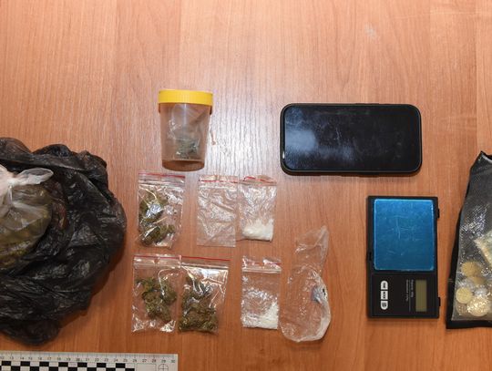 Policjanci dostali zgłoszenie, że mężczyzna daje coś dziewczynom. To był celny strzał. Zatrzymanie dilera