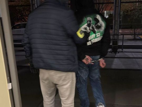 Policjanci dowiedzieli się, że może mieć narkotyki, a potem zobaczyli go za kierownicą. Był pod wpływem